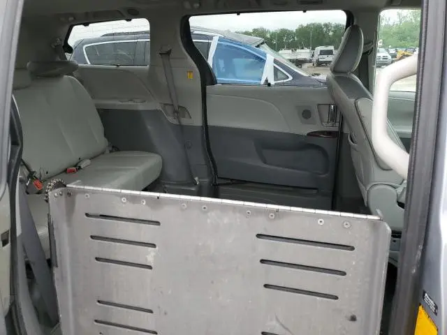 2011 TOYOTA SIENNA XLE  