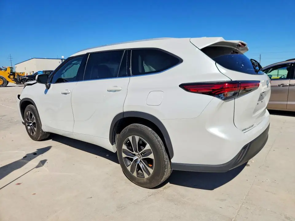 2022 TOYOTA HIGHLANDER XLE  