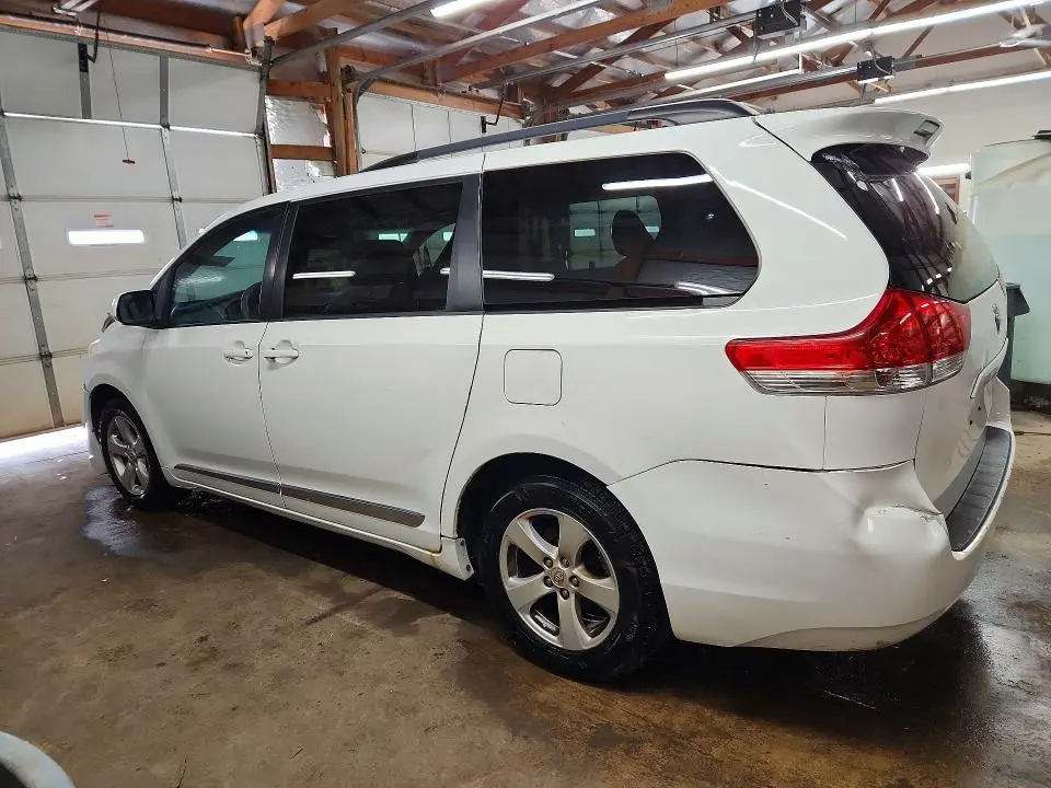 2014 TOYOTA SIENNA LE  