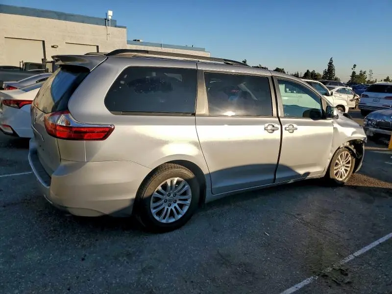 2017 TOYOTA SIENNA XLE  