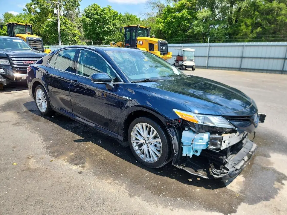 2020 TOYOTA CAMRY XLE  