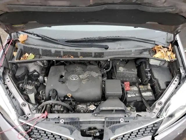 2019 TOYOTA SIENNA SE  