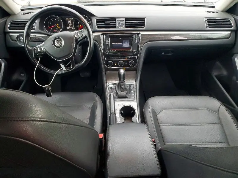 2017 VOLKSWAGEN PASSAT SE  