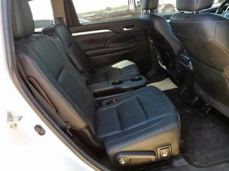 2018 TOYOTA HIGHLANDER SE  