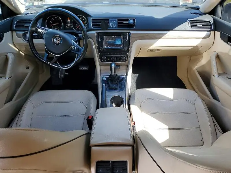 2016 VOLKSWAGEN PASSAT SE  