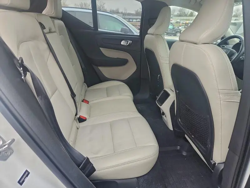 2021 VOLVO XC40 T5 MOMENTUM  