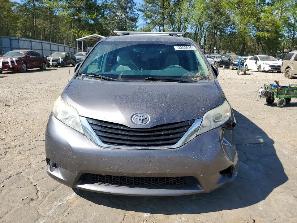 2014 TOYOTA SIENNA LE 8-PASSENGER  