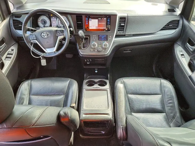 2016 TOYOTA SIENNA SE  