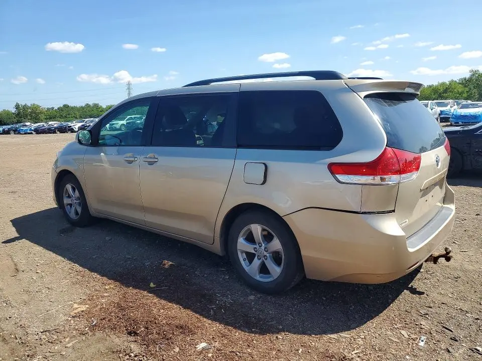 2013 TOYOTA SIENNA LE  