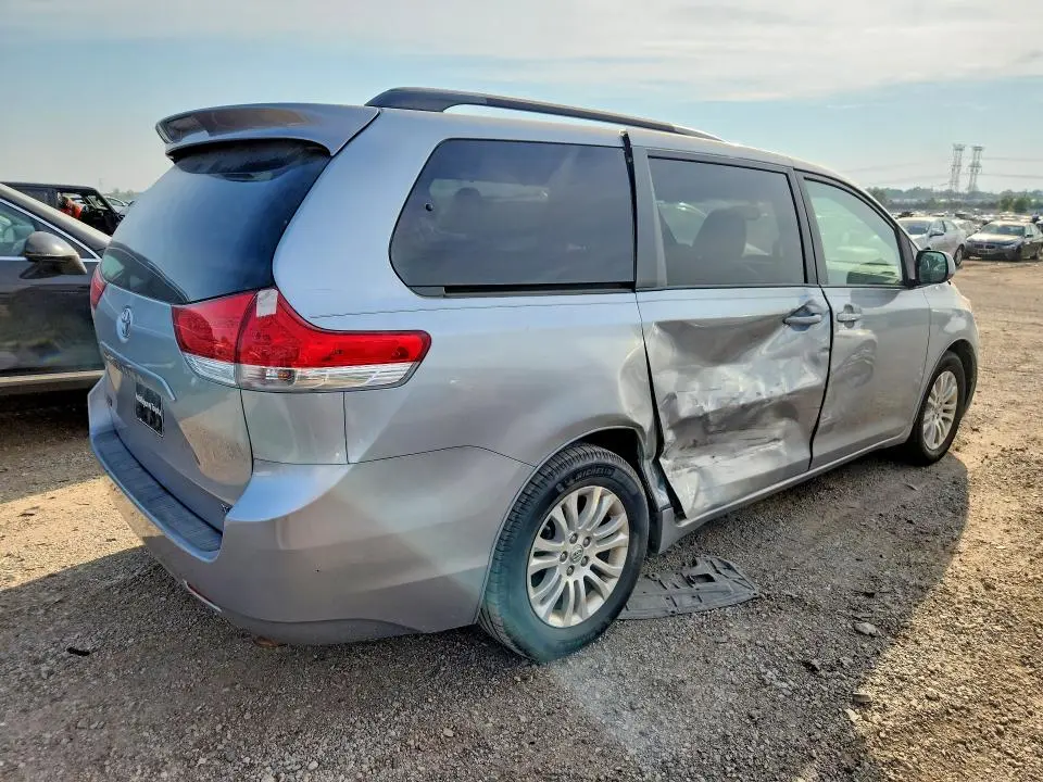 2014 TOYOTA SIENNA XLE 8-PASSENGER  