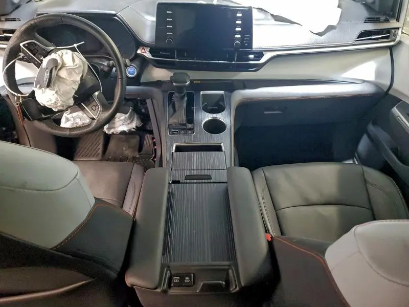 2022 TOYOTA SIENNA XSE  