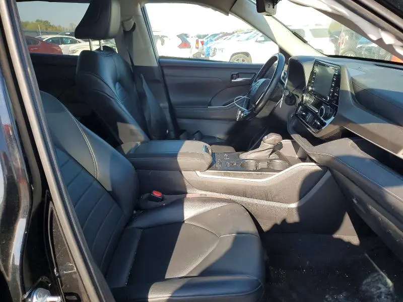 2021 TOYOTA HIGHLANDER XLE  