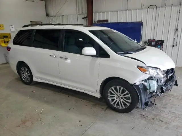 2020 TOYOTA SIENNA XLE  