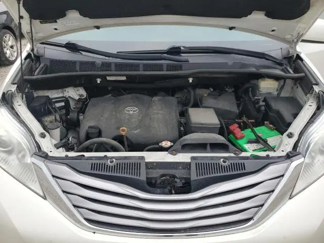 2017 TOYOTA SIENNA XLE  