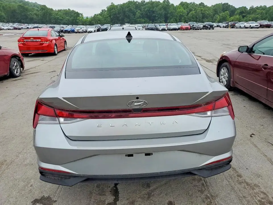 2022 HYUNDAI ELANTRA SE  