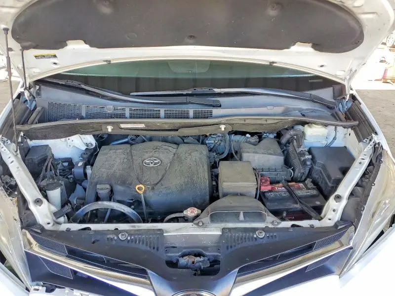 2019 TOYOTA SIENNA LE  