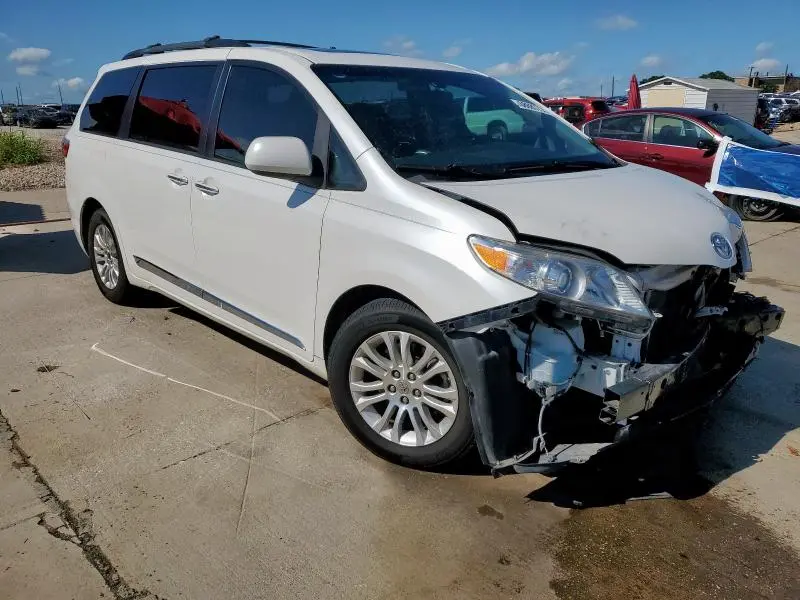 2015 TOYOTA SIENNA XLE  