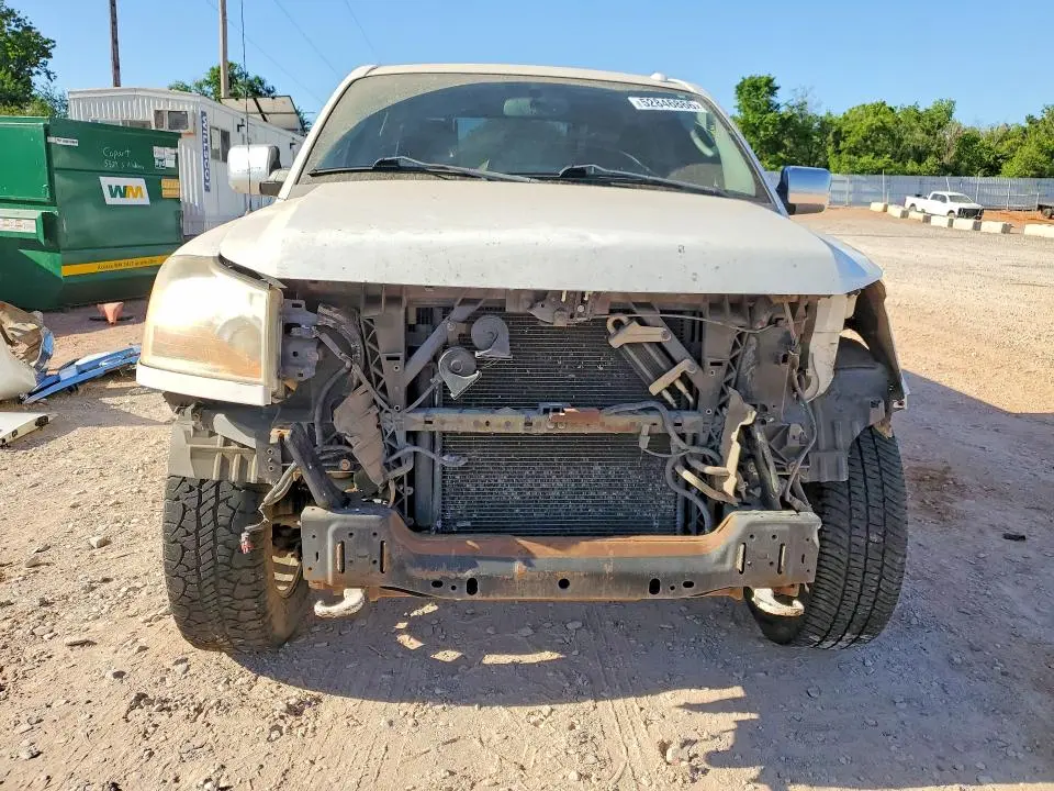 2011 NISSAN TITAN SV  