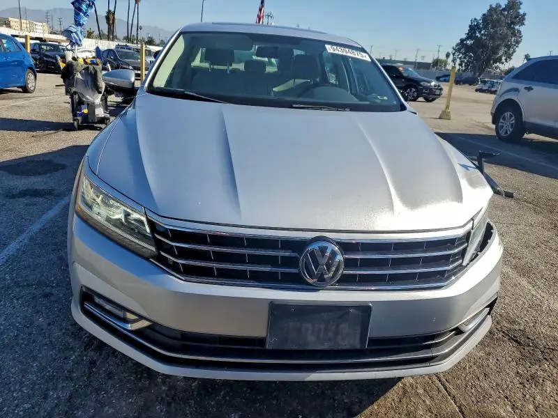 2018 VOLKSWAGEN PASSAT SE  