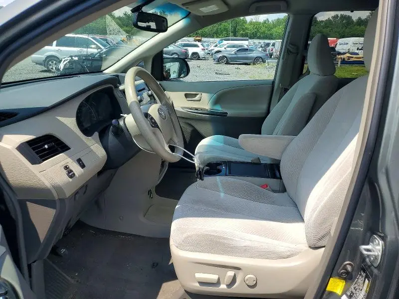 2013 TOYOTA SIENNA LE  