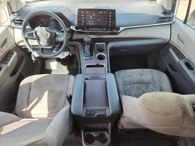 2021 TOYOTA SIENNA LE  