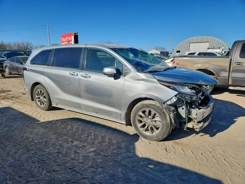 2022 TOYOTA SIENNA LE  