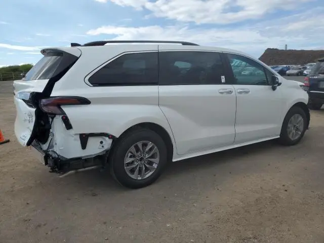 2024 TOYOTA SIENNA XLE  