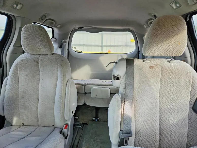 2014 TOYOTA SIENNA LE  