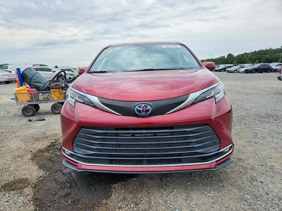 2022 TOYOTA SIENNA XLE  