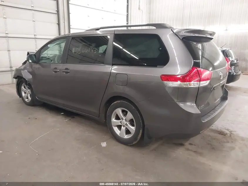 2011 TOYOTA SIENNA LE V6
