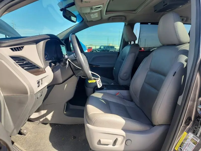 2017 TOYOTA SIENNA XLE 8-PASSENGER  