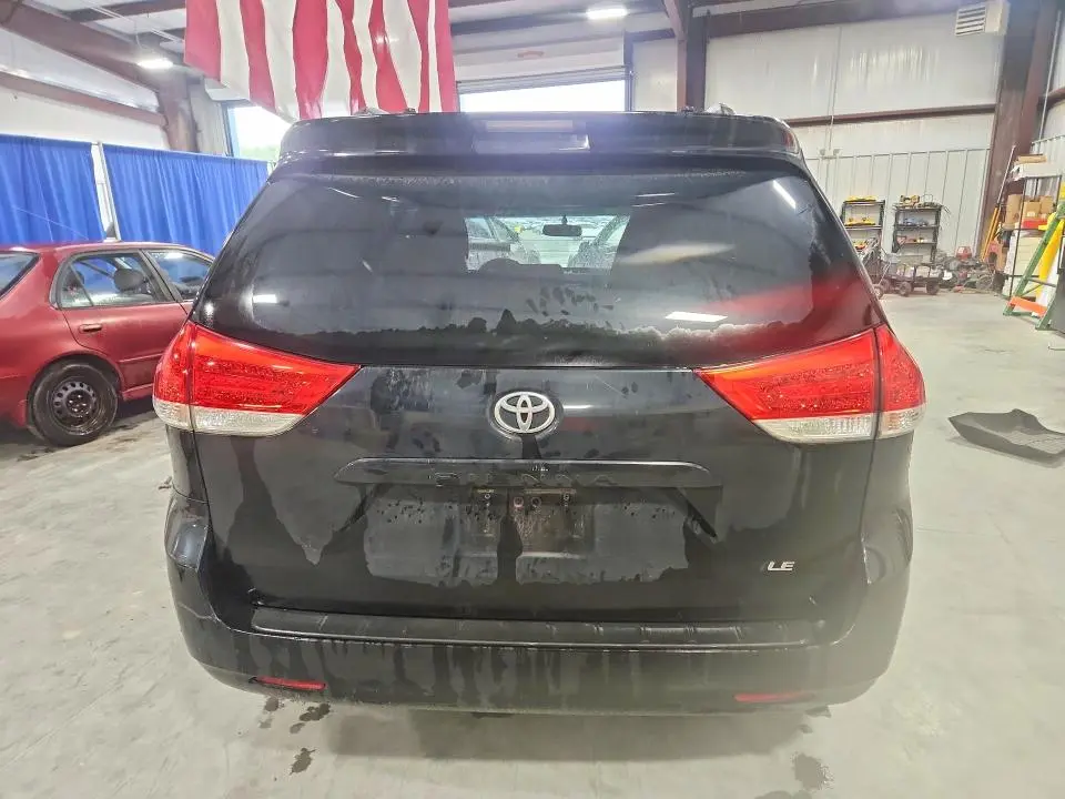 2011 TOYOTA SIENNA LE  