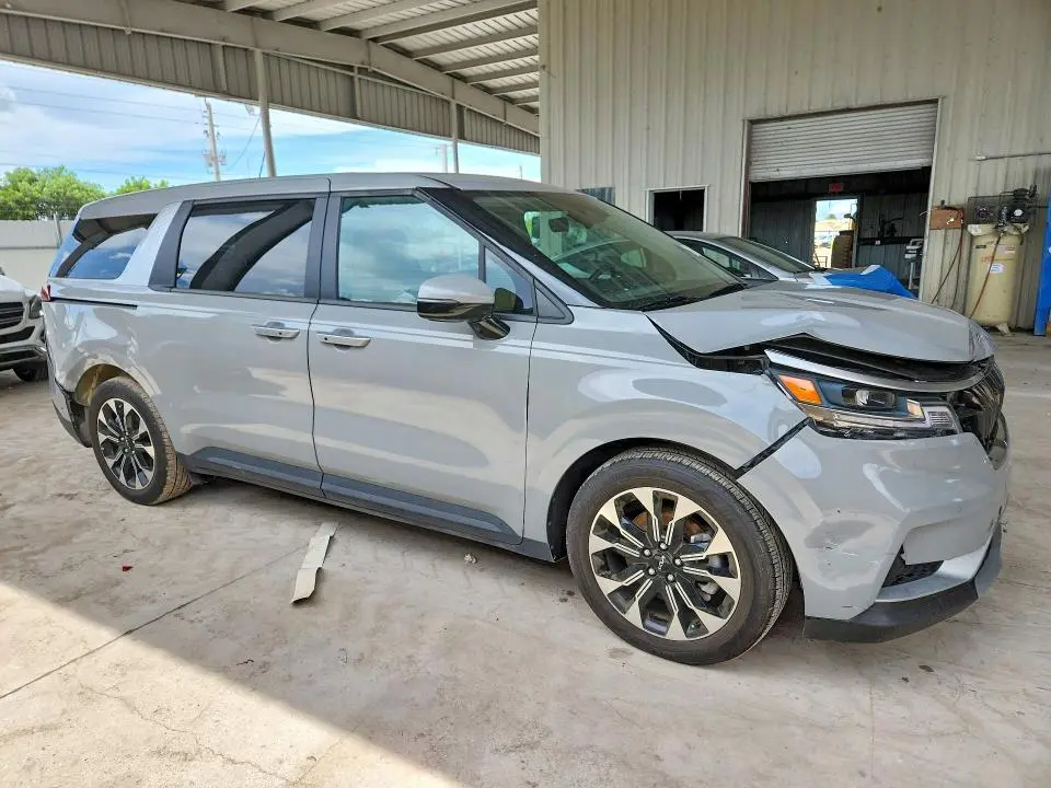 2024 KIA CARNIVAL EX  