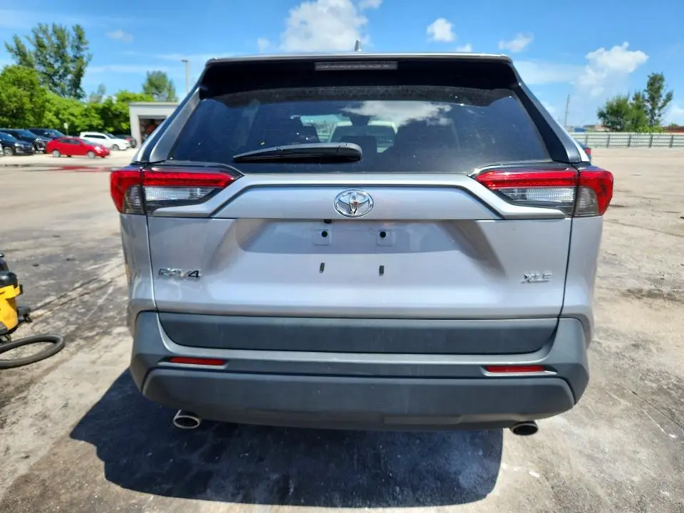 2025 TOYOTA RAV4 XLE  