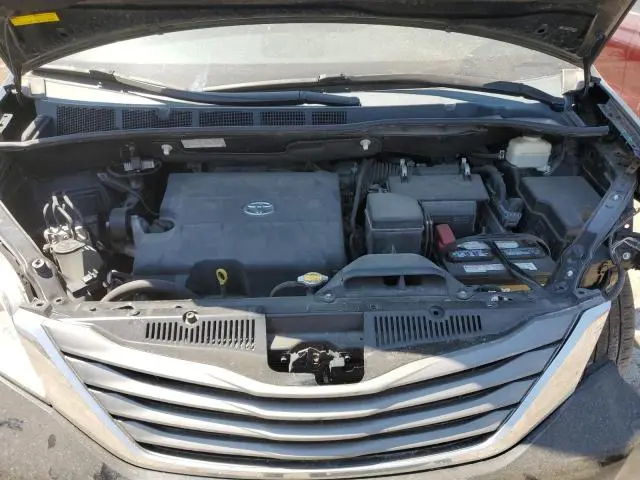 2013 TOYOTA SIENNA XLE