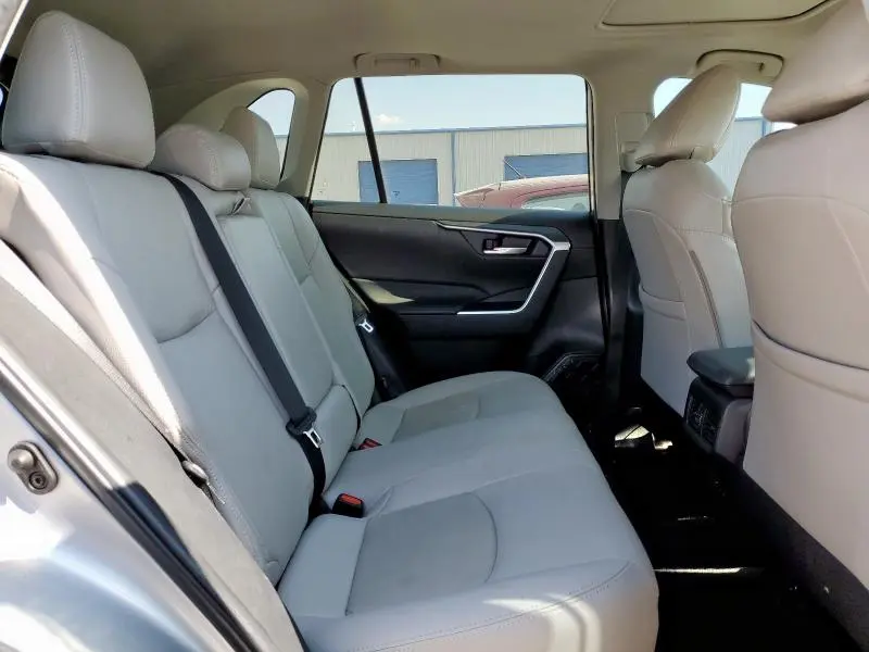 2022 TOYOTA RAV4 XLE  