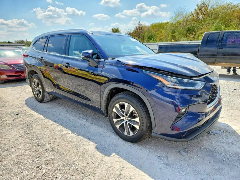 2021 TOYOTA HIGHLANDER XLE  