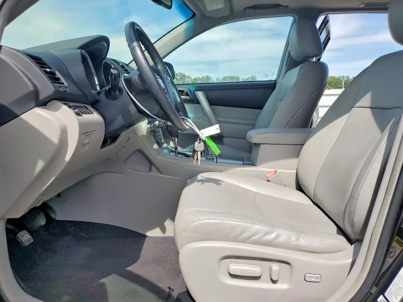 2012 TOYOTA HIGHLANDER SE  