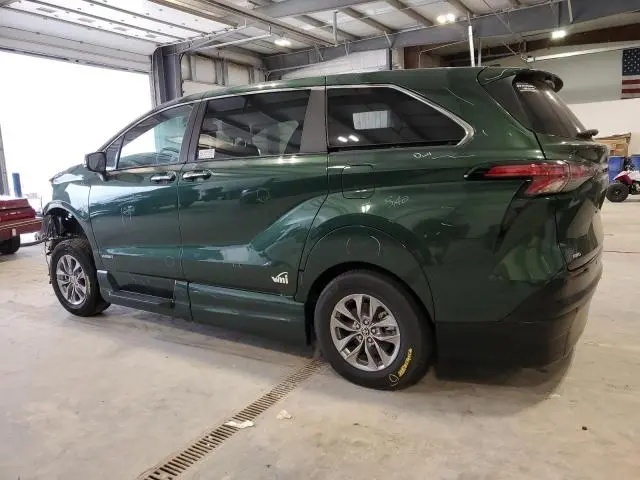2021 TOYOTA SIENNA XLE  