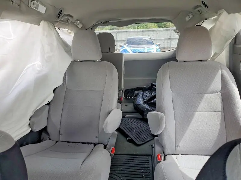 2016 TOYOTA SIENNA LE  