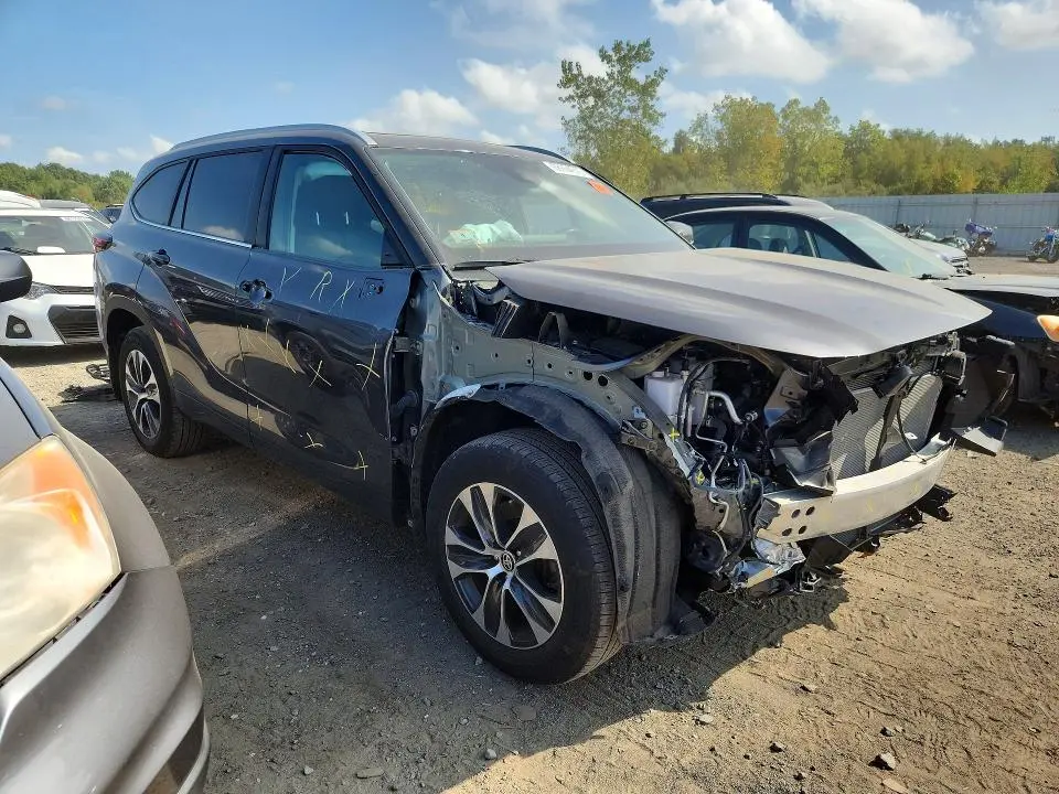 2024 TOYOTA HIGHLANDER XLE  