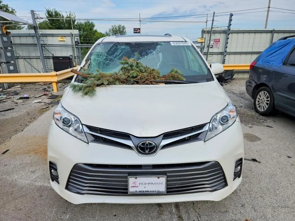 2020 TOYOTA SIENNA XLE 8-PASSENGER  