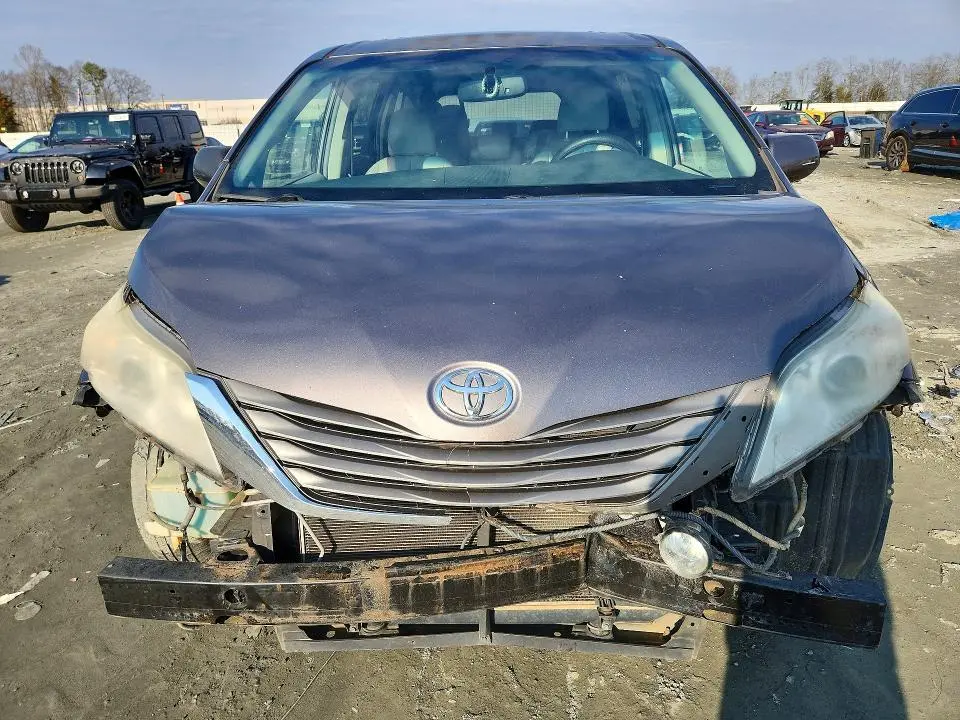 2013 TOYOTA SIENNA XLE  