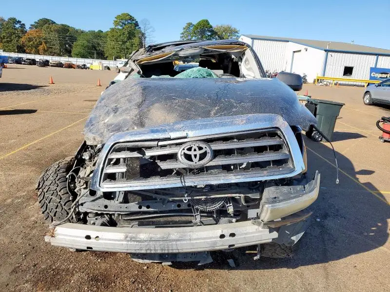 2016 TOYOTA SEQUOIA SR5  