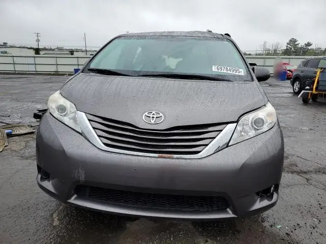 2017 TOYOTA SIENNA LE  