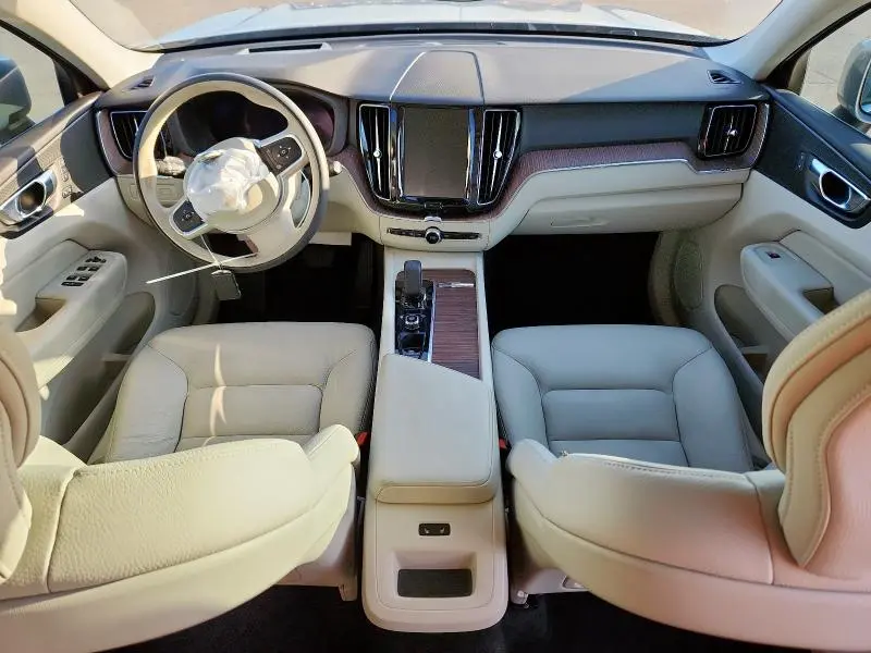2022 VOLVO XC60 B5 MOMENTUM  