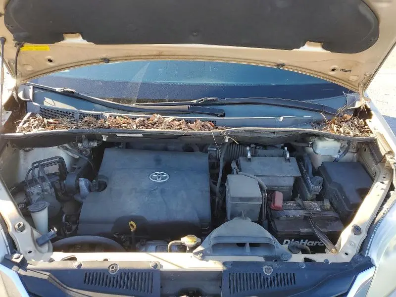 2011 TOYOTA SIENNA LE 8-PASSENGER  