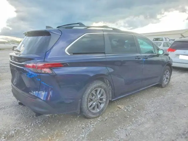 2022 TOYOTA SIENNA LE  