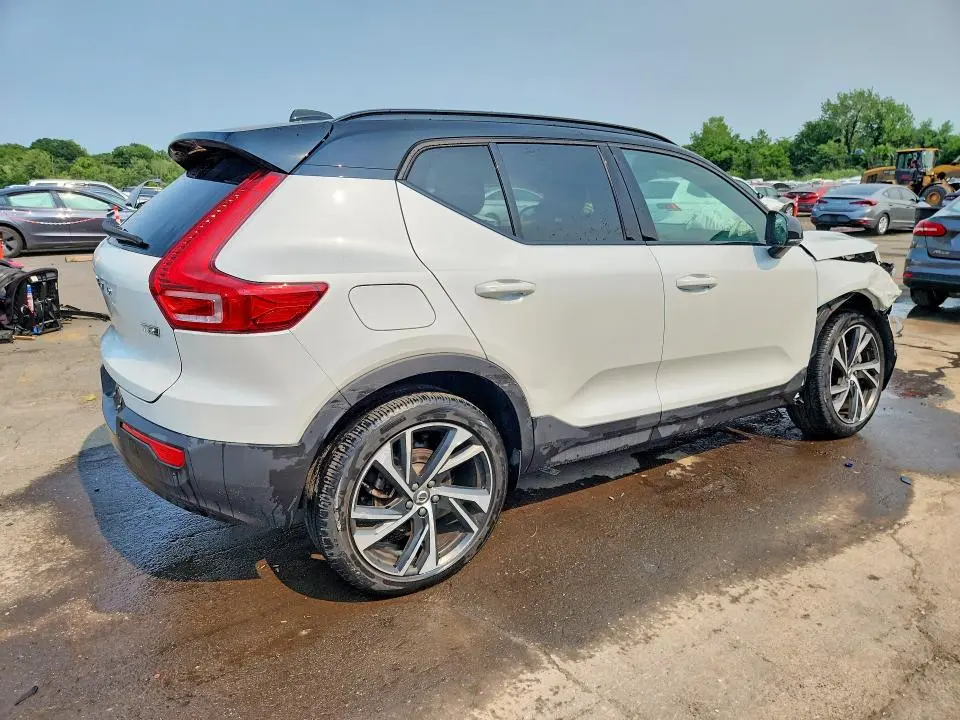 2022 VOLVO XC40 T5 R-DESIGN  