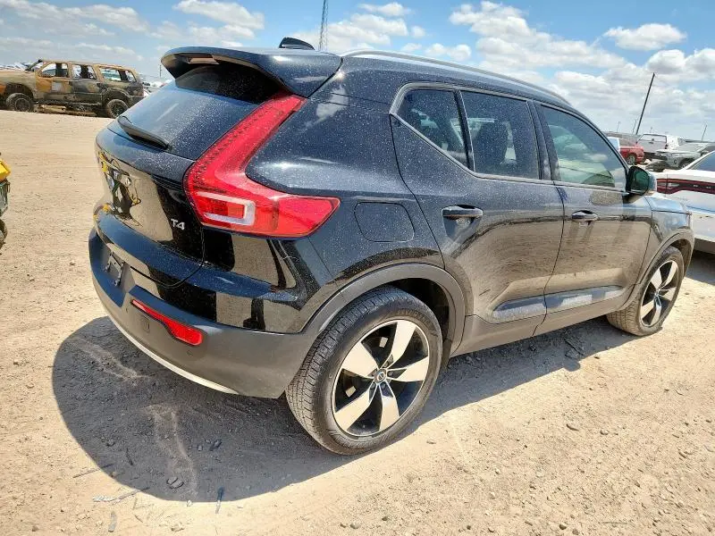 2020 VOLVO XC40 T4 MOMENTUM  